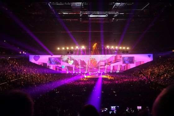 Kalite 3D holografik projeksiyon sistemi beyaz Hologram ekran 80 yüzde geçirgenliği Fabrika